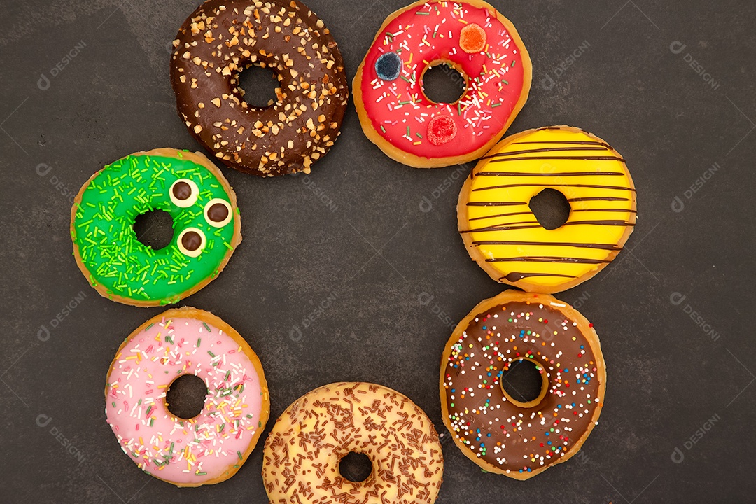 Sobremesa, Donuts, círculos de chocolate e morango, açúcar e creme em Donuts