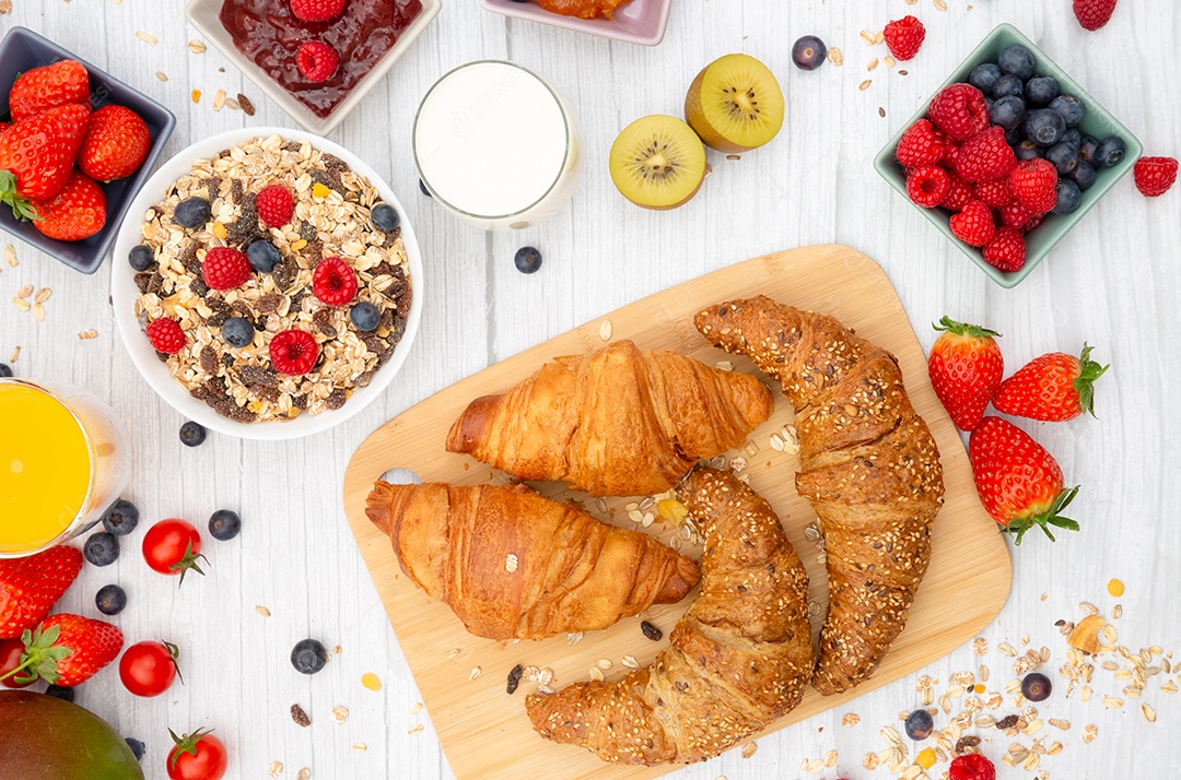 Café da manhã Servido pela manhã com croissant de manteiga e flocos de milho Grãos integrais e passas com leite em xícaras