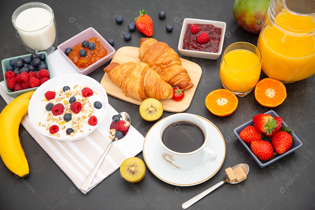 Café da Manhã Servido pela manhã com Café, Croissant de Manteiga e Flocos de Milho Grãos Integrais e Passas com Leite em Copos