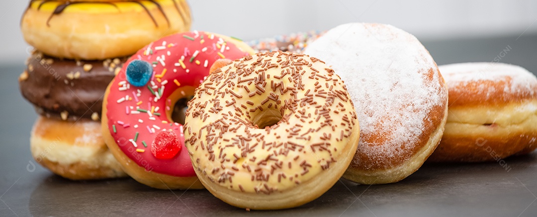 Sobremesa, Donuts, círculos de chocolate e morango, açúcar e creme em Donuts e xícaras de café quente