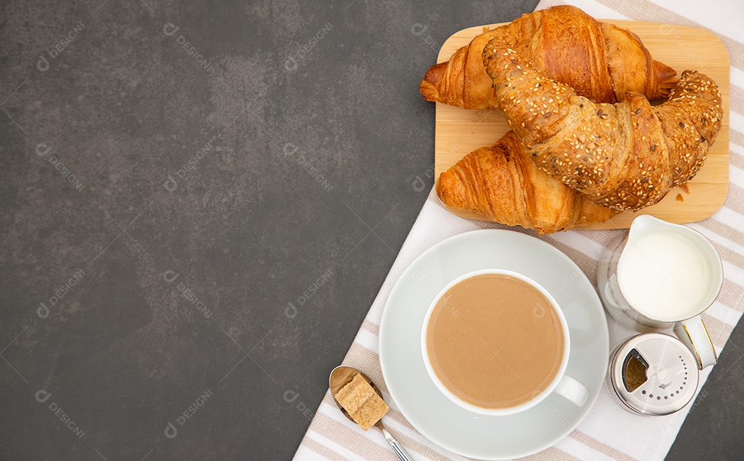 Café da manhã Servido pela manhã com café preto quente e croissants Cereais matinais de flocos de milho