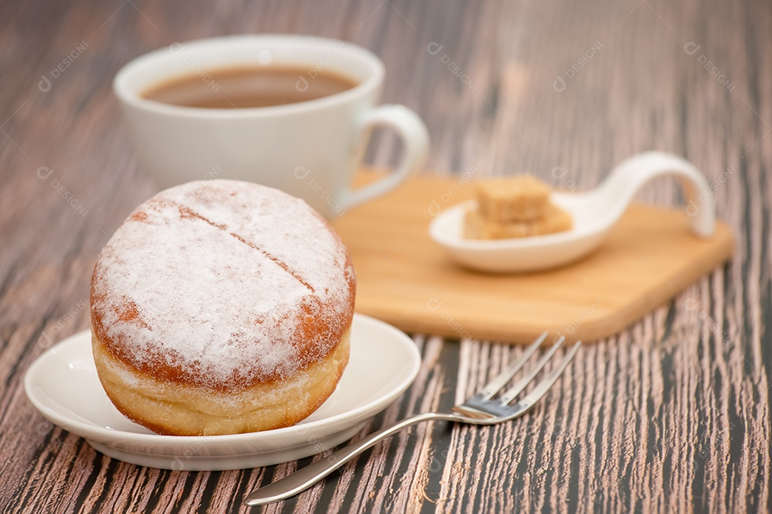 Sobremesa, Donuts, círculos de chocolate e morango, açúcar e creme em Donuts