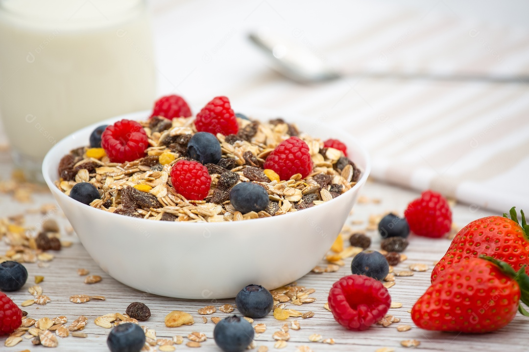 Café da manhã servido de manhã com flocos de milho Grãos integrais e passas com leite em xícaras e morango