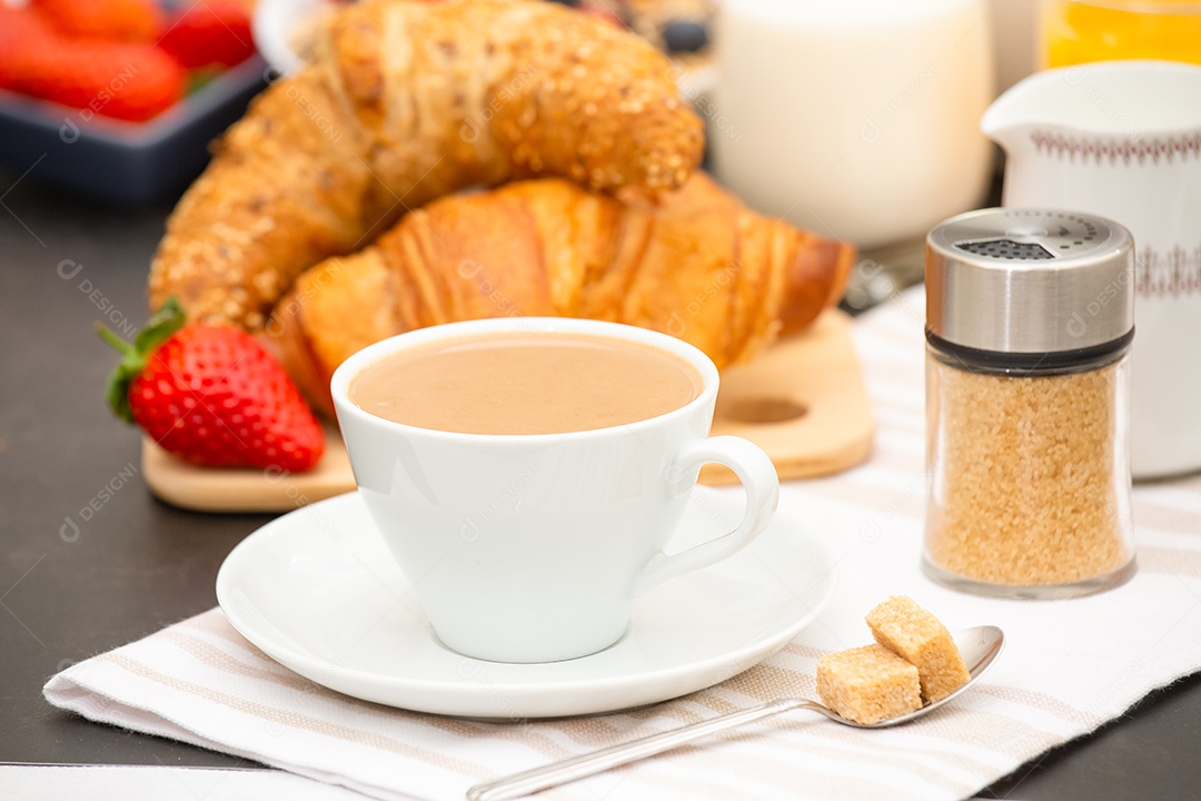 Café da manhã Servido pela manhã com café preto quente e croissants