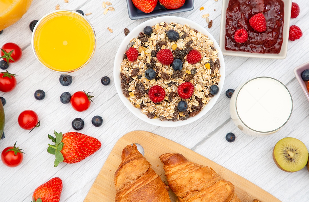 Café da manhã Servido pela manhã com croissant de manteiga e flocos de milho Grãos integrais e passas com leite em xícaras