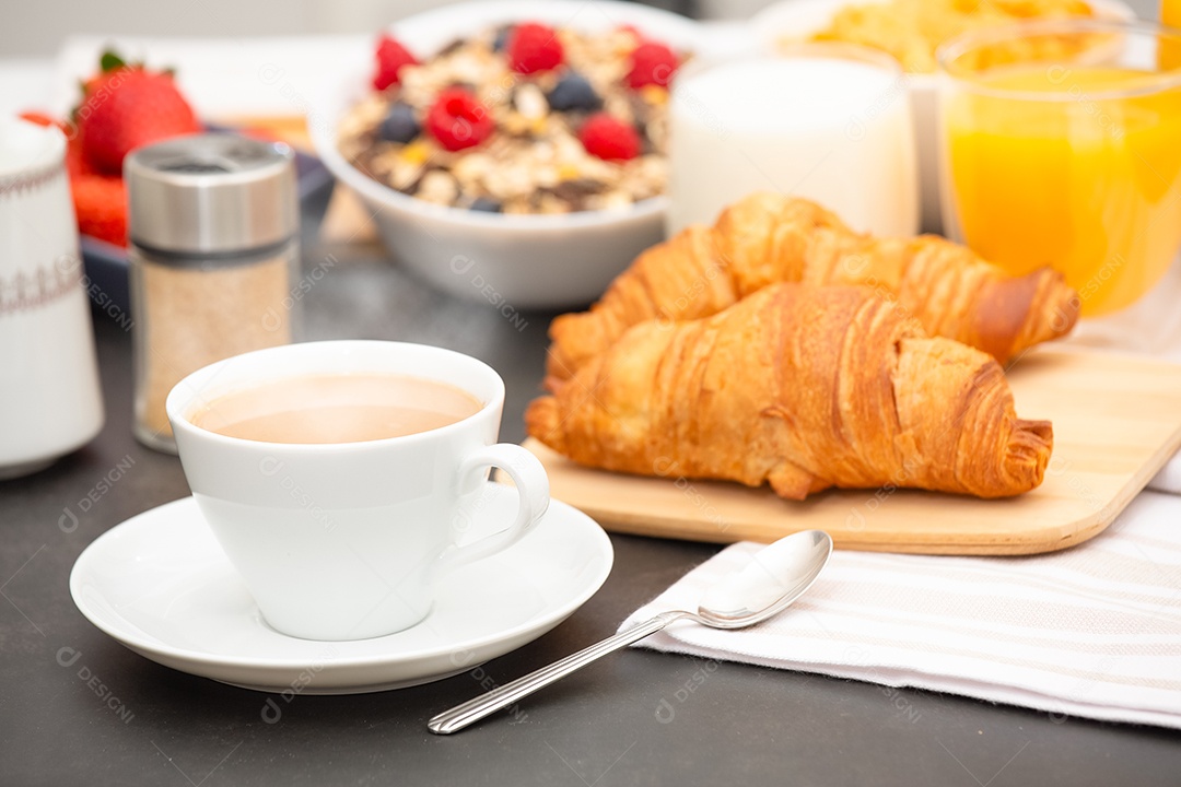 Café da manhã Servido pela manhã com café preto quente e croissants Cereais matinais de flocos de milho naturais