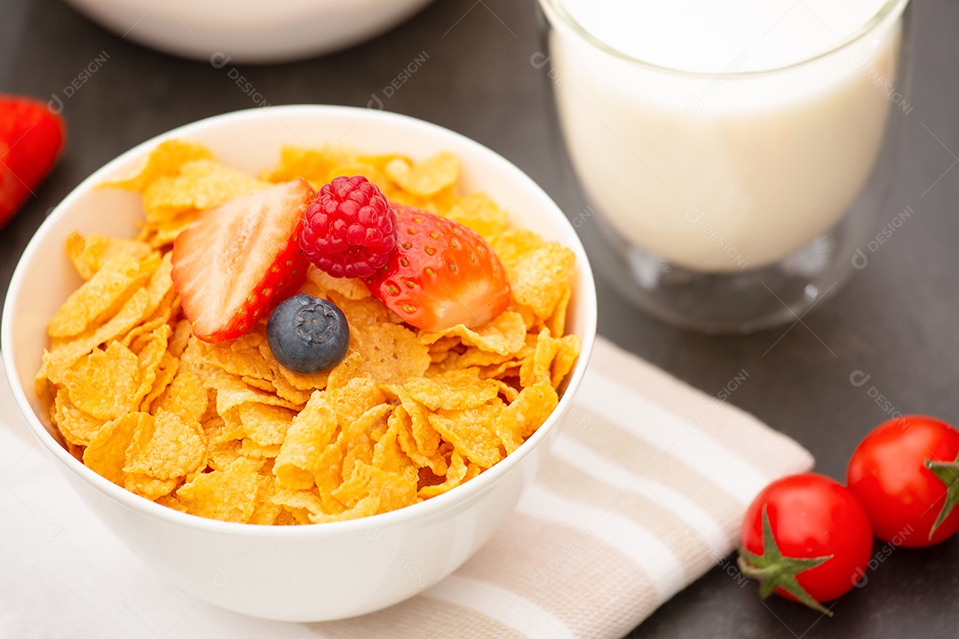 Café da Manhã Servido pela manhã com Café, Croissant de Manteiga e Flocos de Milho Grãos Integrais e Passas com Leite