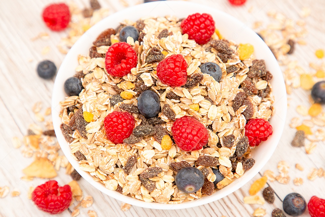 Café da manhã Servido pela manhã com croissant de manteiga e flocos de milho Grãos integrais e passas com leite em xícaras