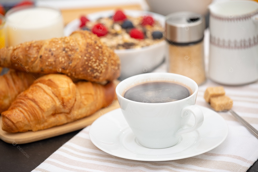 Café da manhã Servido pela manhã com café preto quente e croissants Cereais matinais de flocos de milho naturais