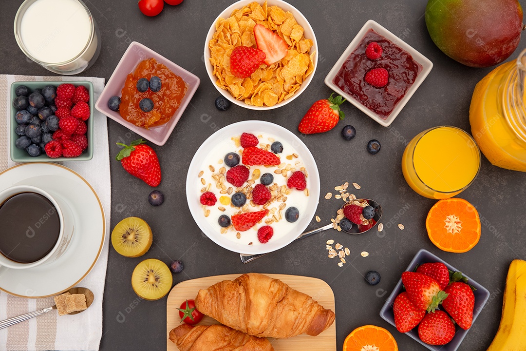 Café da manhã Servido pela manhã com croissant de manteiga e flocos de milho Grãos integrais e passas com leite em xícaras