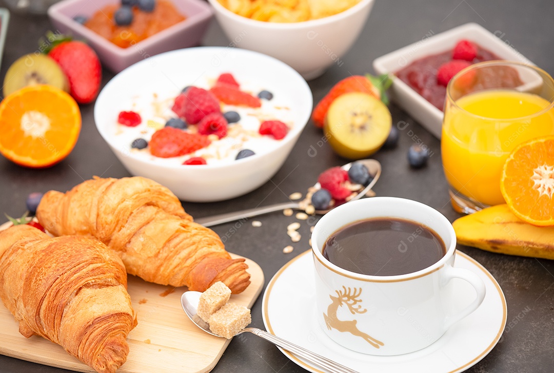 Café da manhã Servido pela manhã com croissant de manteiga e flocos de milho Grãos integrais e passas com leite em xícaras