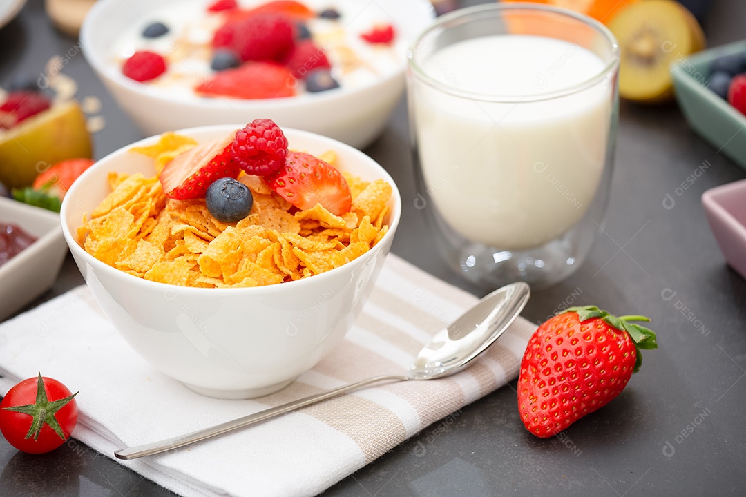 Café da manhã Servido pela manhã com croissant de manteiga e flocos de milho Grãos integrais e passas com leite em xícaras
