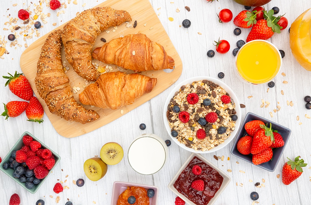 Café da manhã Servido pela manhã com croissant de manteiga e flocos de milho Grãos integrais e passas com leite em xícaras