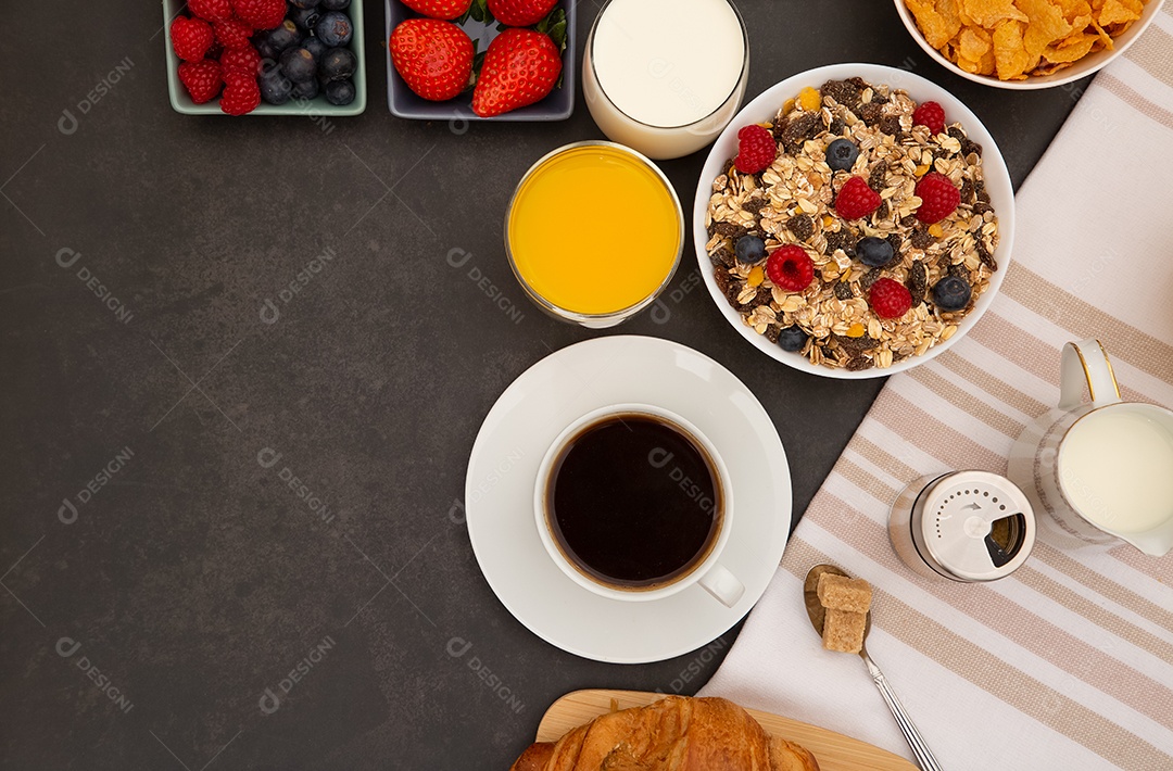 Café da manhã Servido pela manhã com café preto quente e croissants Cereais matinais de flocos de milho naturais