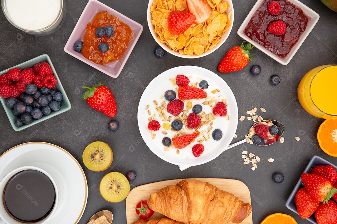 Café da manhã Servido pela manhã com croissant de manteiga e flocos de milho Grãos integrais e passas com leite em xícaras e Morango