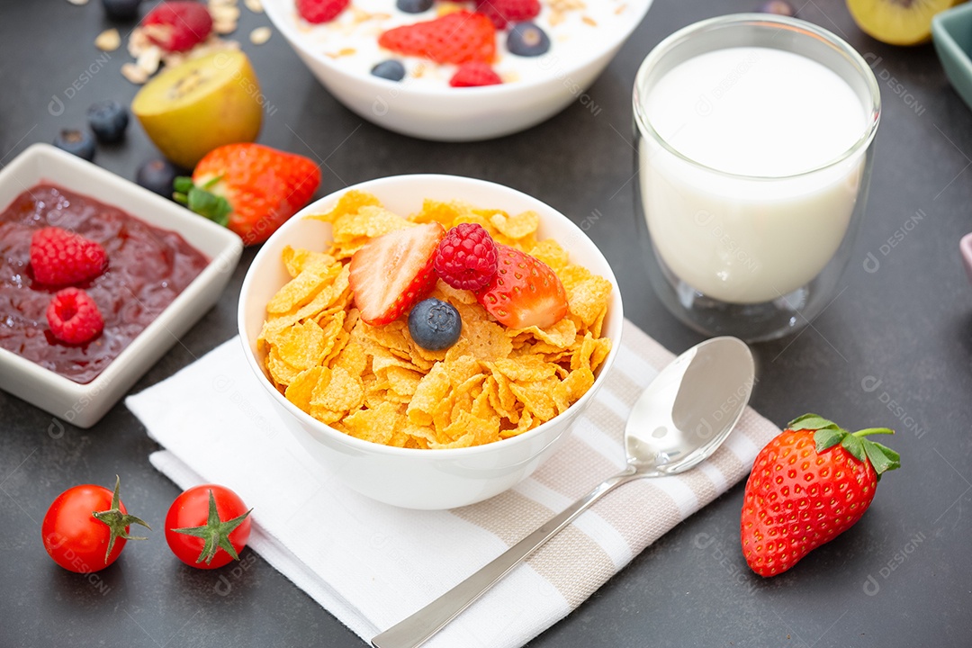 Café da Manhã Servido pela manhã com Café, Croissant de Manteiga e Flocos de Milho Grãos Integrais e Passas com Leite