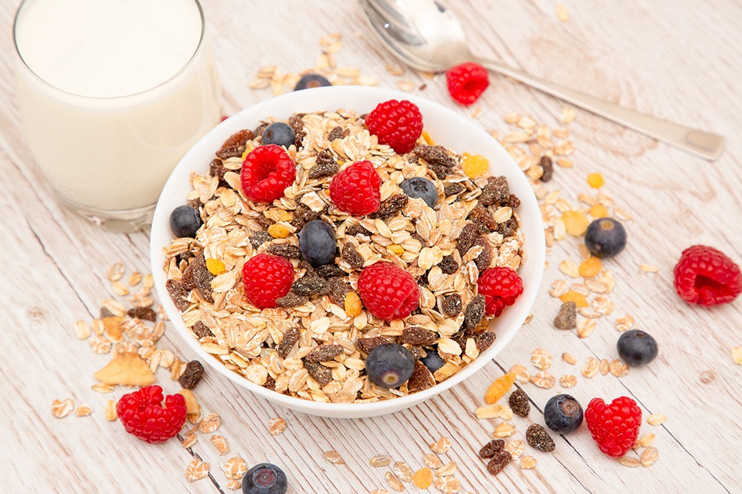 Café da manhã Servido pela manhã com croissant de manteiga e flocos de milho Grãos integrais e passas com leite em xícaras e Morango