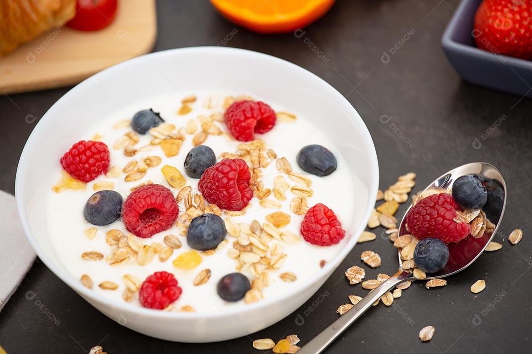 Café da manhã Servido pela manhã com café preto quente e croissants Cereais matinais de flocos de milho naturaisCafé da Manhã Servido pela manhã com Café, Croissant de Manteiga e Flocos de Milho Grãos Integrais e Passas com Leite em Copos e Morango