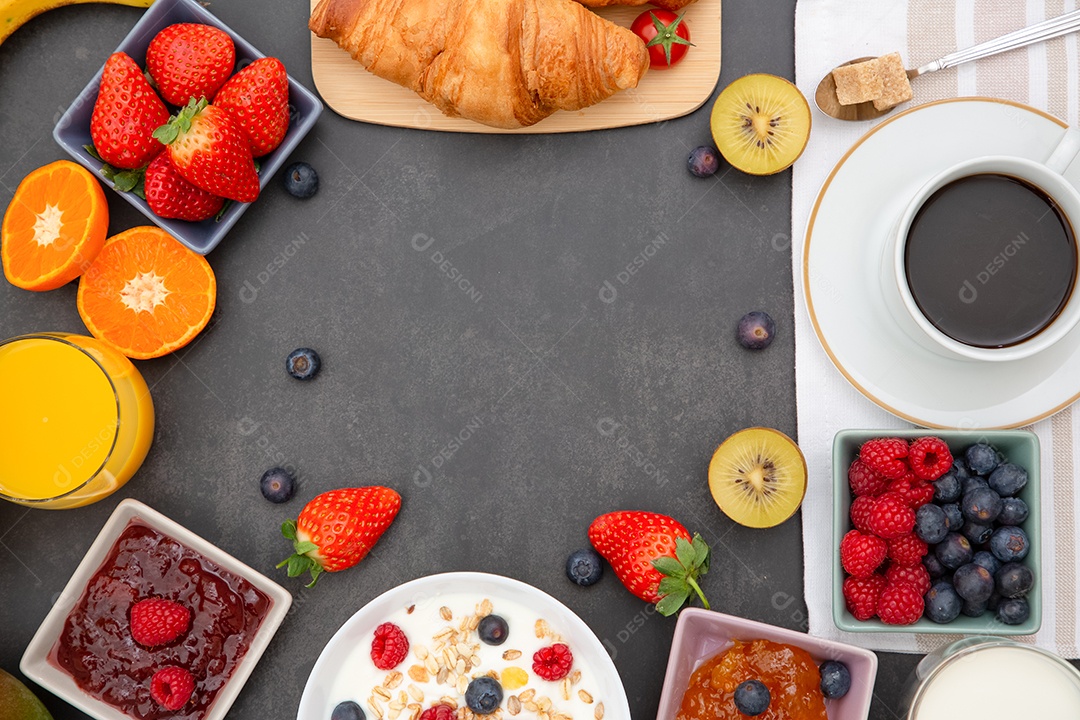 Café da Manhã Servido pela manhã com Café, Croissant de Manteiga e Flocos de Milho Grãos Integrais e Passas com Leite em Copos e Morango
