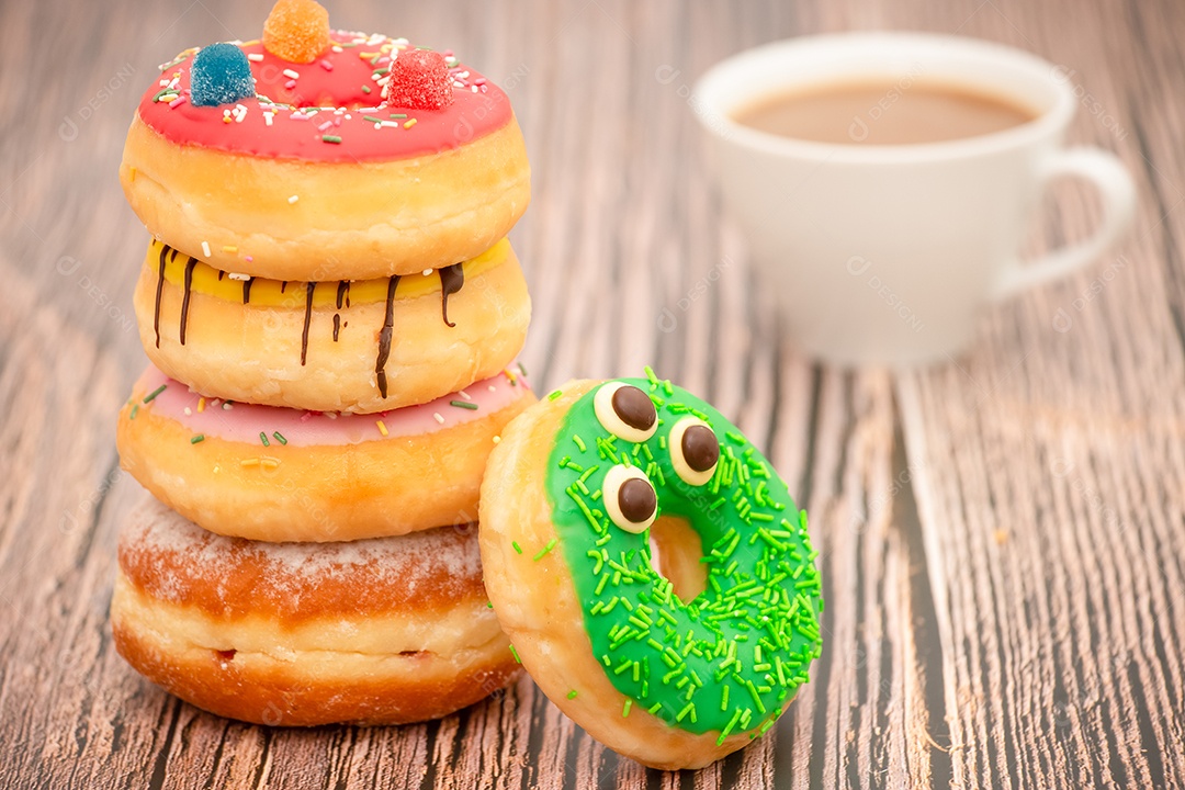 Sobremesa, Donuts, círculos de chocolate e morango