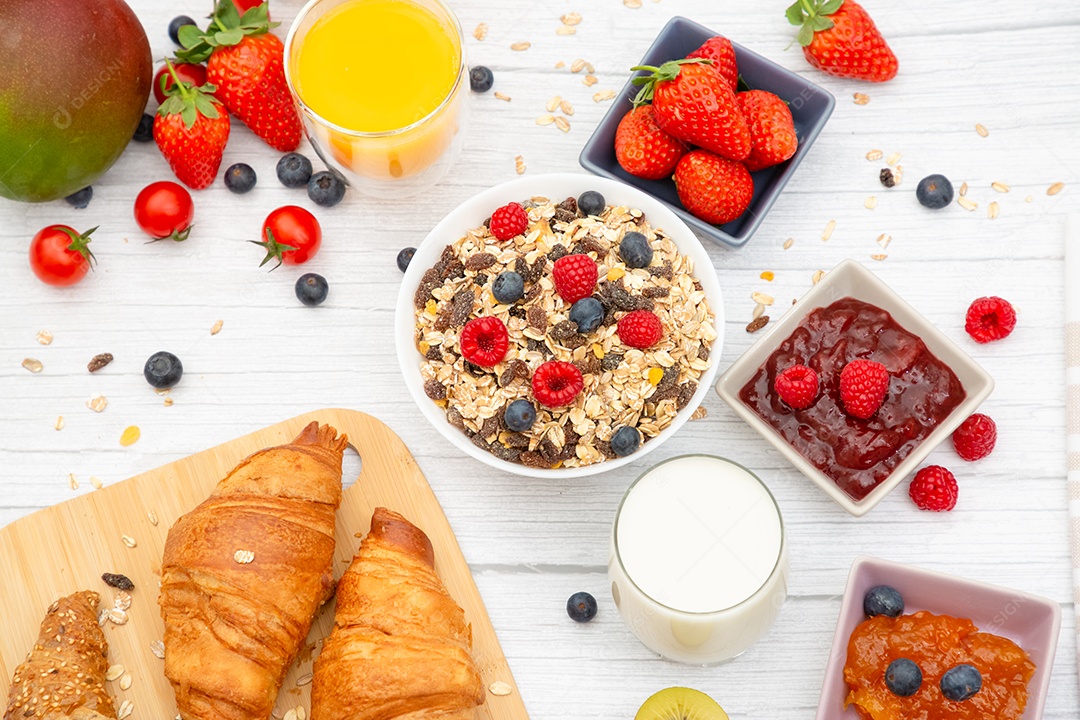 Café da manhã Servido pela manhã com croissant de manteiga e flocos de milho Grãos integrais e passas com leite em xícaras e Morango