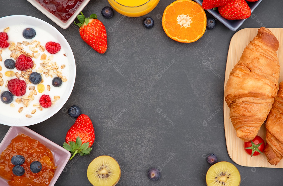 Café da Manhã Servido pela manhã com Café, Croissant de Manteiga e Flocos de Milho Grãos Integrais e Passas com Leite em Copos e Morango