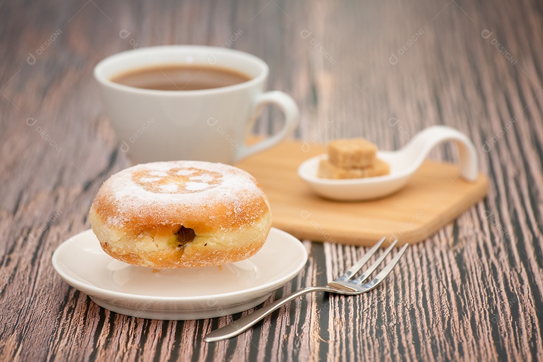Sobremesa, Donuts, círculos de chocolate e morango, açúcar e creme em Donuts e xícaras de café quente