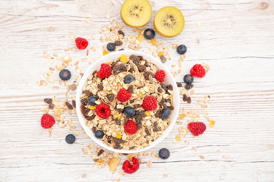 Café da manhã servido de manhã com flocos de milho Grãos integrais e passas com leite em xícaras e morango