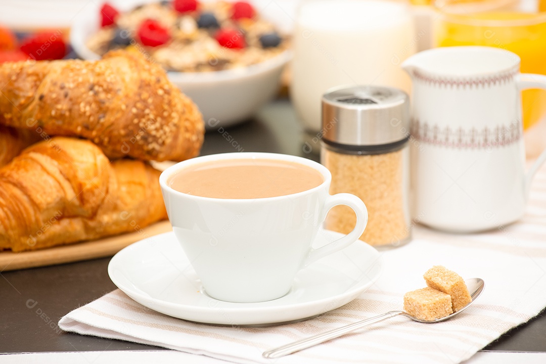 Café da manhã Servido pela manhã com café preto quente e croissants Cereais matinais de flocos de milho naturais