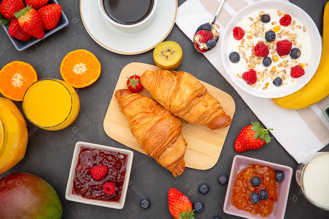 Café da Manhã Servido pela manhã com Café, Croissant de Manteiga e Flocos de Milho Grãos Integrais e Passas com Leite