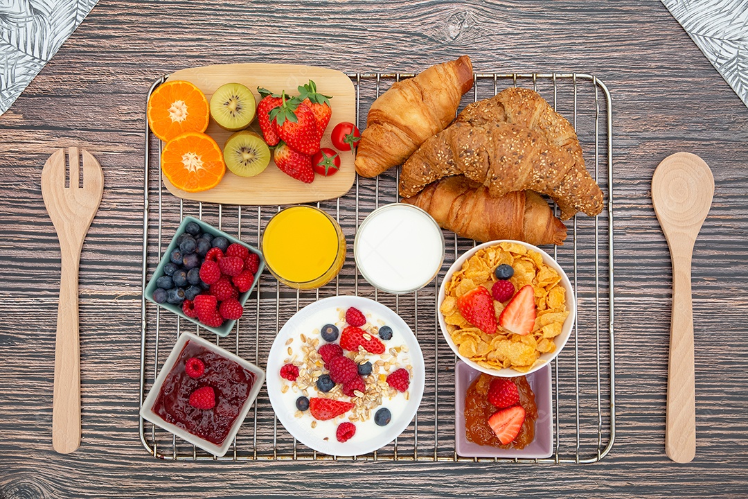 Café da Manhã Servido pela manhã com Iogurte de Frutas, Croissant de Manteiga e Flocos de Milho Grãos Integrais e Passas com Leite
