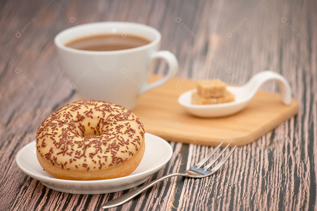 Sobremesa, Donuts, círculos de chocolate e morango, açúcar e creme em Donuts e xícaras de café quente