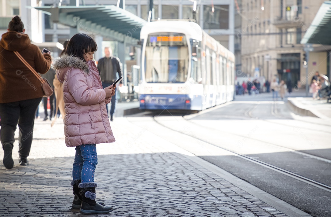 A jovem fica olhando o telefone o dia todo