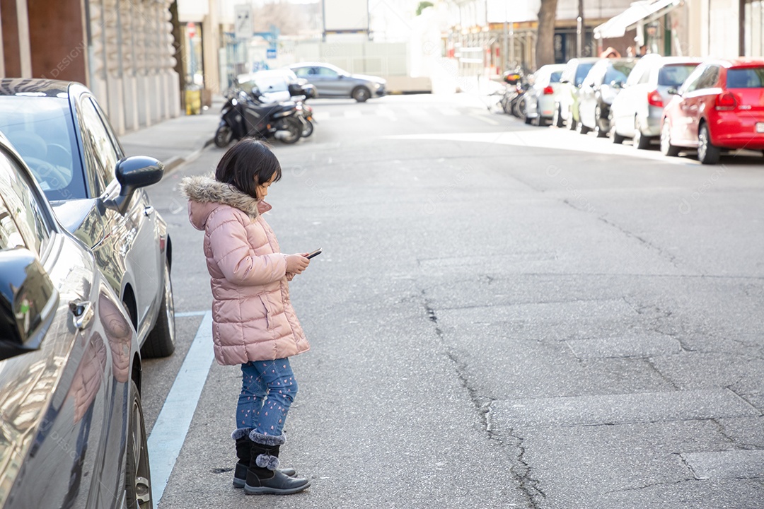 A jovem fica olhando o telefone o dia todo