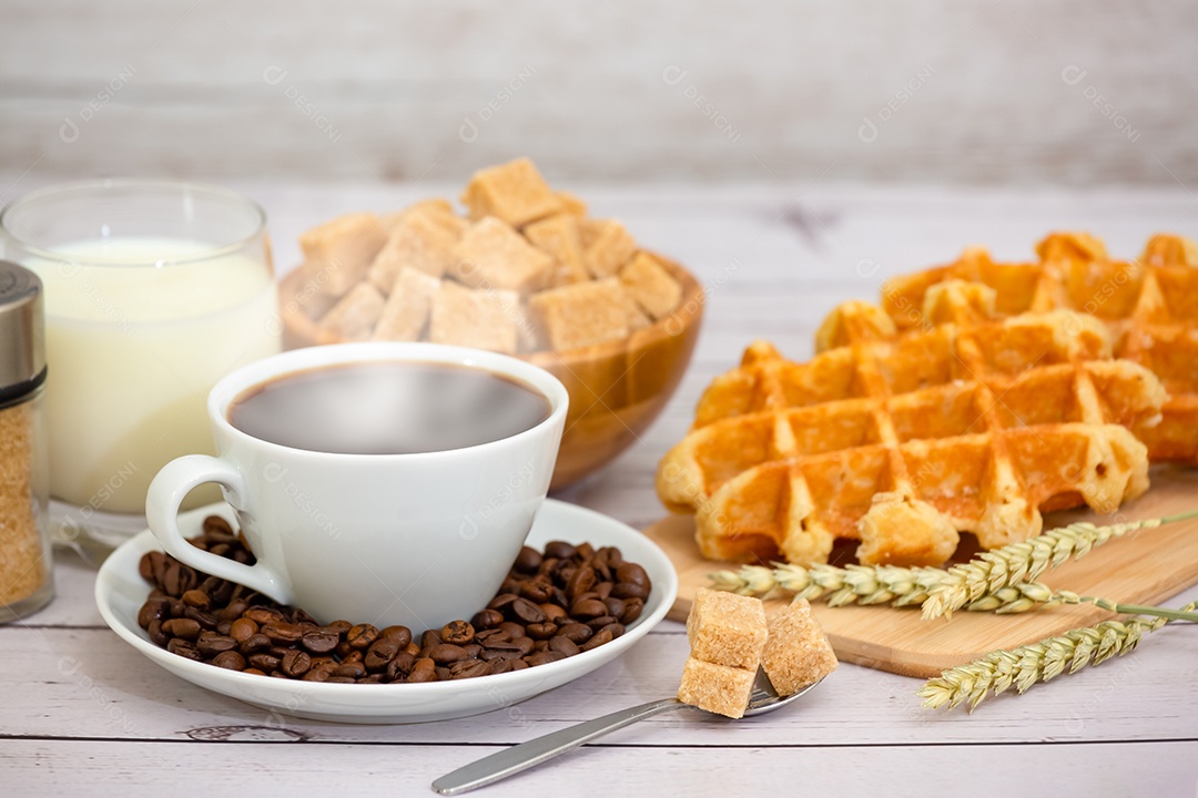 Café da manhã com uma xícara de café preto com pão com croissant e frutas na mesa de madeira.
