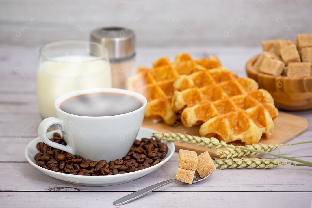 Café da manhã com uma xícara de café preto com pão com croissant e frutas na mesa de madeira.