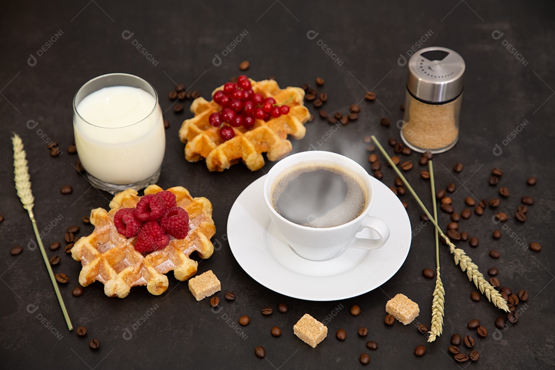 Café da manhã com uma xícara de café preto com pão com croissant e frutas na mesa de madeira.
