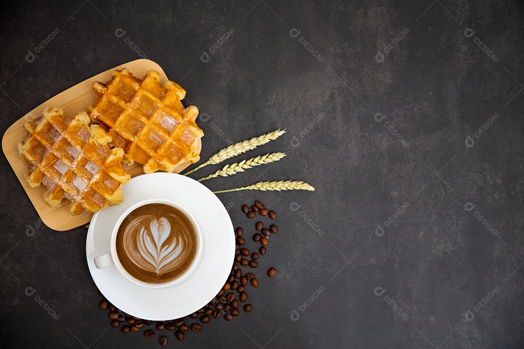 Café da manhã com uma xícara de café preto com pão com croissant e frutas na mesa de madeira.