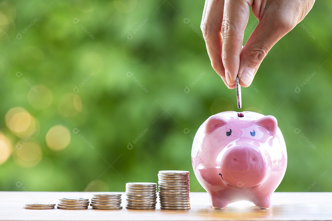 Happy Pink Piggy Bank em close-up e pilha de moedas e alça de moeda no fundo da natureza