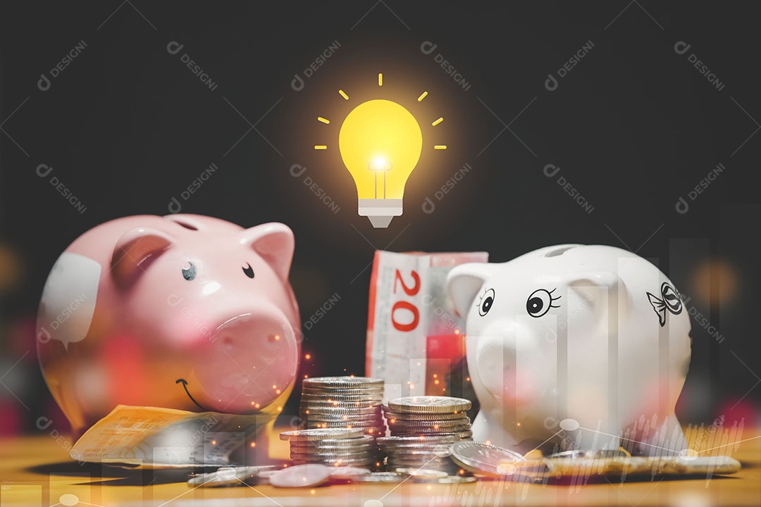 Happy Pink Piggy Bank close-up e pilha de moedas em fundo amarelo, salvando ideias e orçamento de investimento