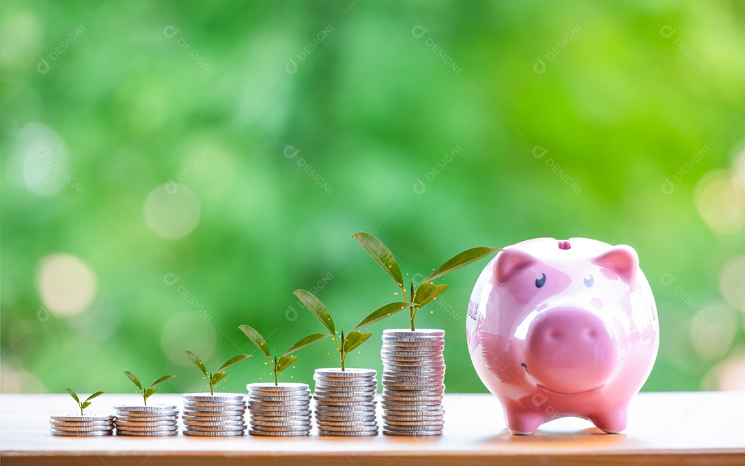 Happy Pink Piggy Bank em close-up e folha na pilha de moedas no fundo natural, salvando ideias e orçamento de investimento