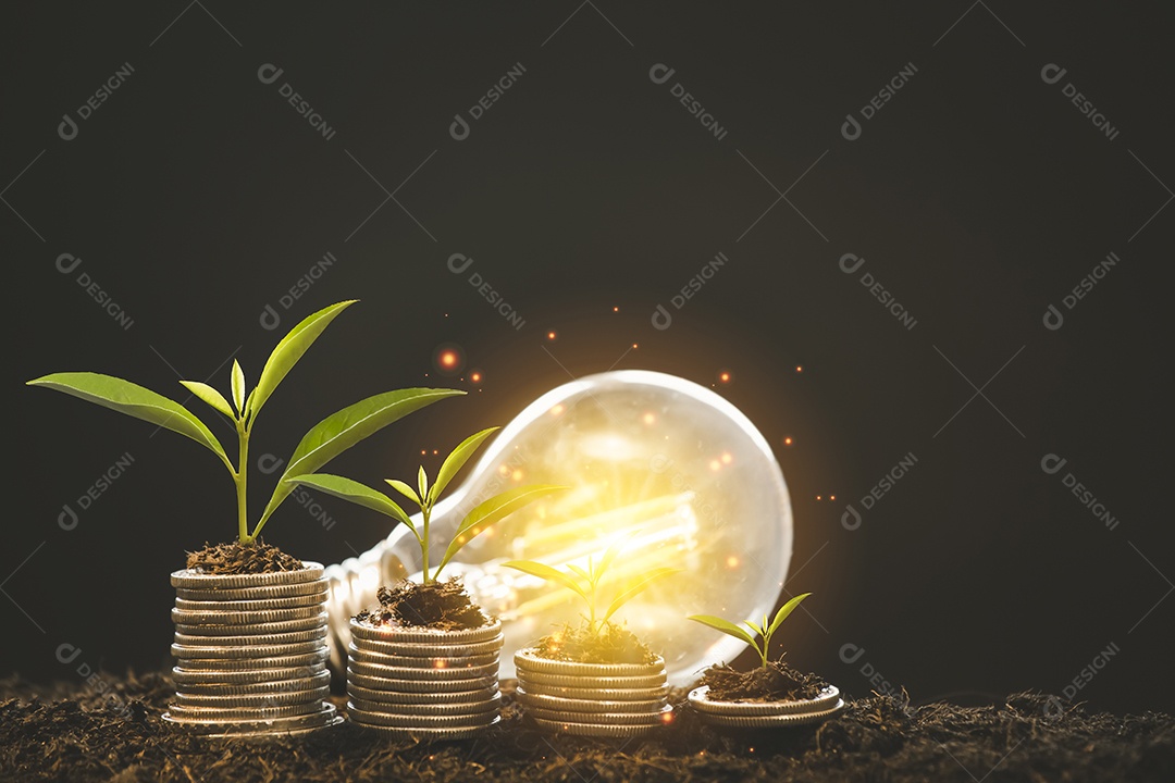 Planta de dinheiro crescente em lâmpada economizadora de energia com árvore crescendo em pilhas de moedas no fundo Bokeh