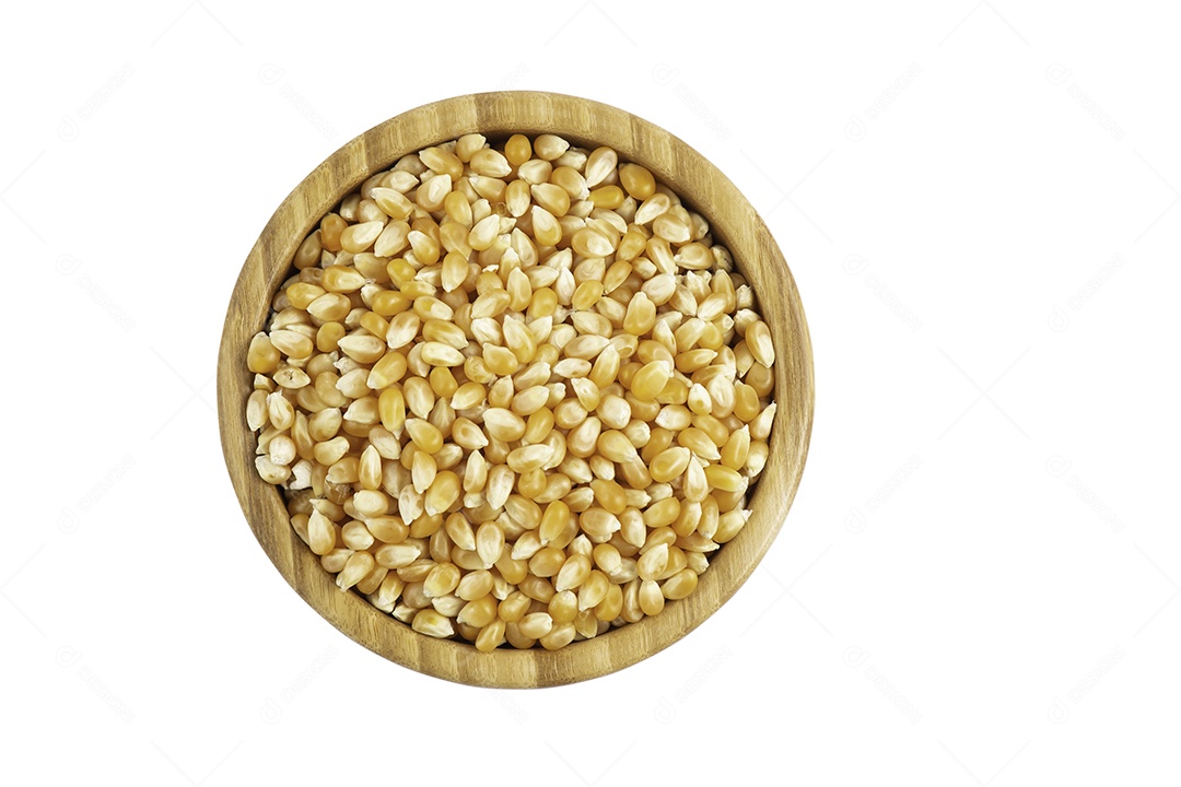 Grãos de milho em tigela de madeira isolados em fundo branco salvos com traçado de recorte.