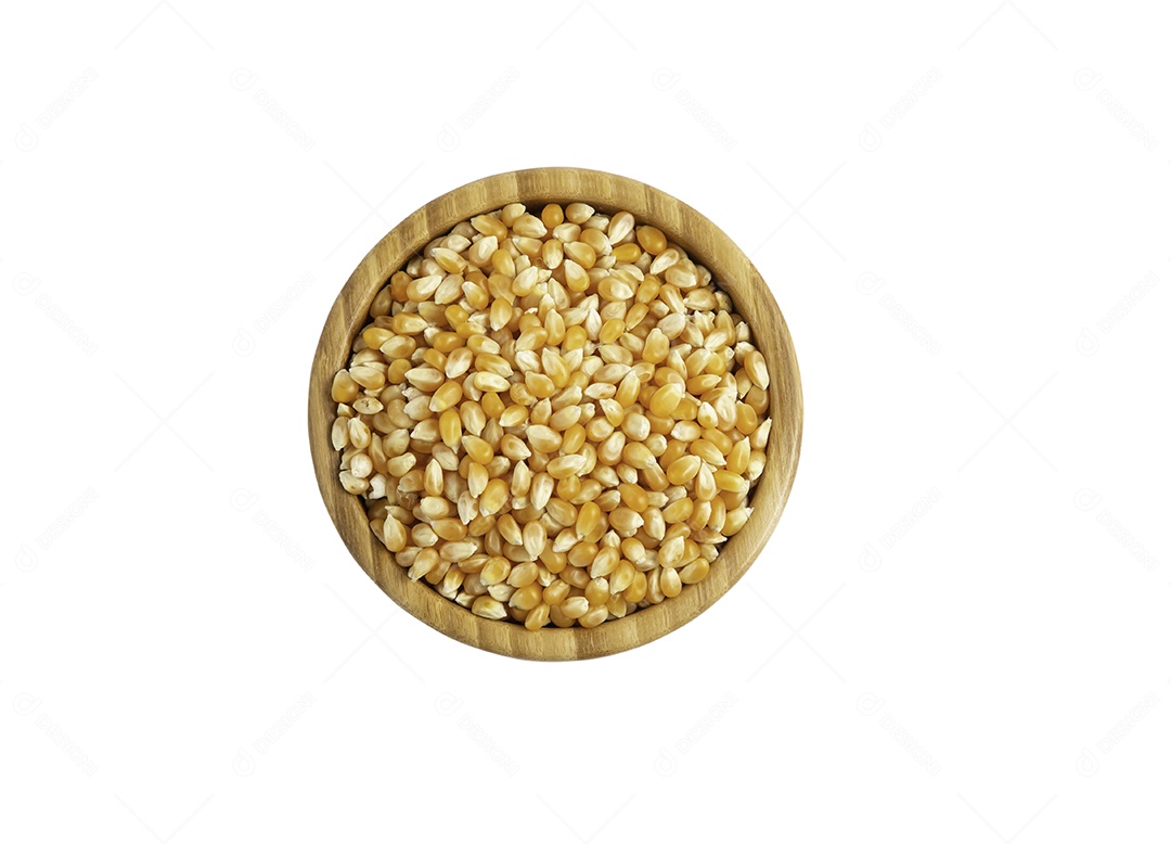 Grãos de milho em tigela de madeira isolados em fundo branco salvos com traçado de recorte