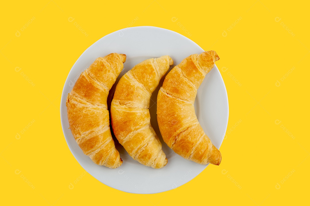 Pão croissant de assar café da manhã para alimentos saudáveis ​​ou dietéticos em prato redondo sobre fundo amarelo