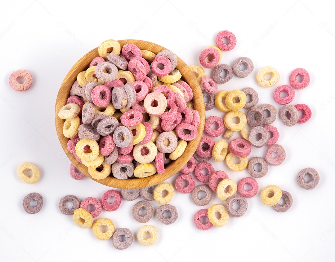 Tigela com cereal matinal em fundo branco