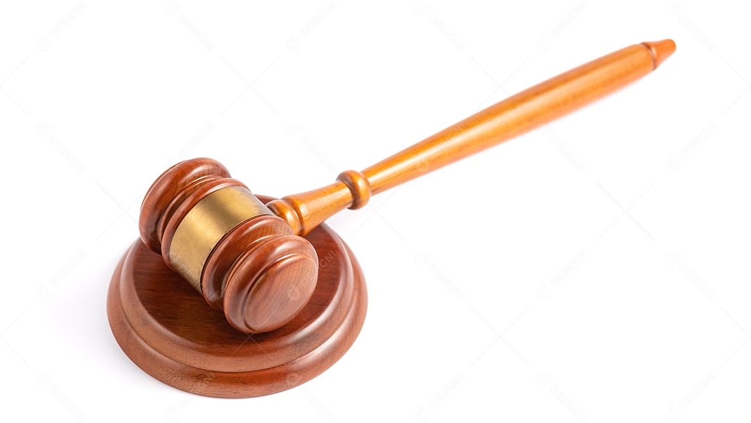 Martelo de juiz antigo com livro de direito sobre fundo branco, usado para julgamento e justiça.