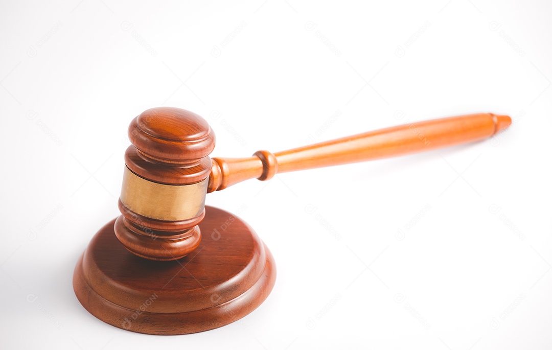 Martelo de juiz de madeira velho com livro de direito sobre o fundo de madeira da mesa, usado para julgamento e justiça