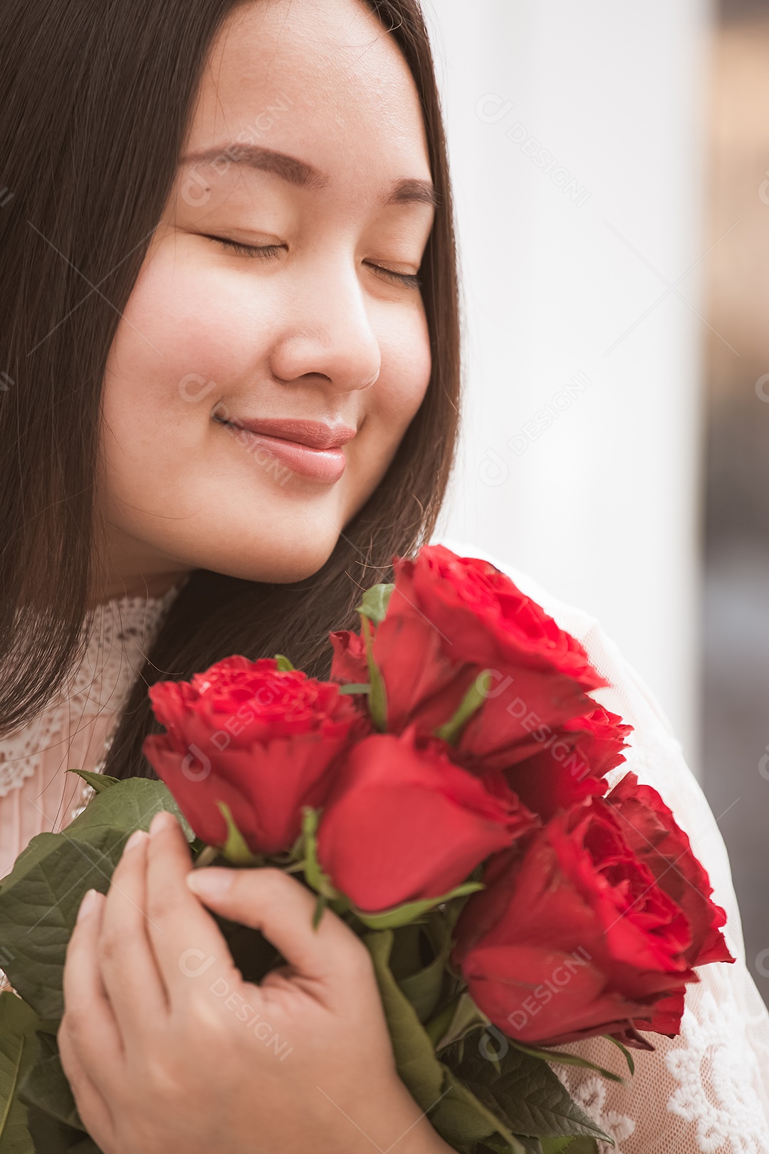 Mulher se preparando para aparar rosas vermelhas e cor de rosa e lindos arranjos de flores em casa