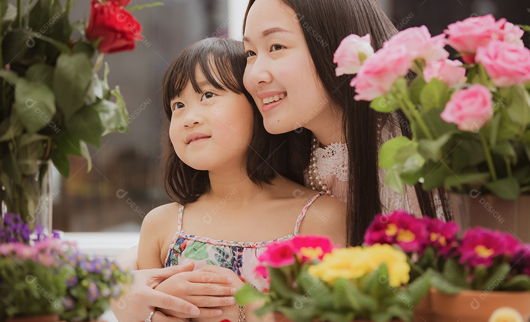 Mulher com família se preparando para rosas vermelhas e rosa e lindos arranjos de flores em casa